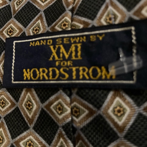XMI for NORDSTROM 57” 100% silk Diamond pattern - Picture 4 of 6